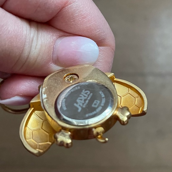 Wind-Up Turtle Woman’s Pocket Clip-On Windup Watch - Picture 4 of 5